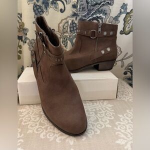 a.n.a Brown Faux Distressed Leather Ankle Boots Size 8.5